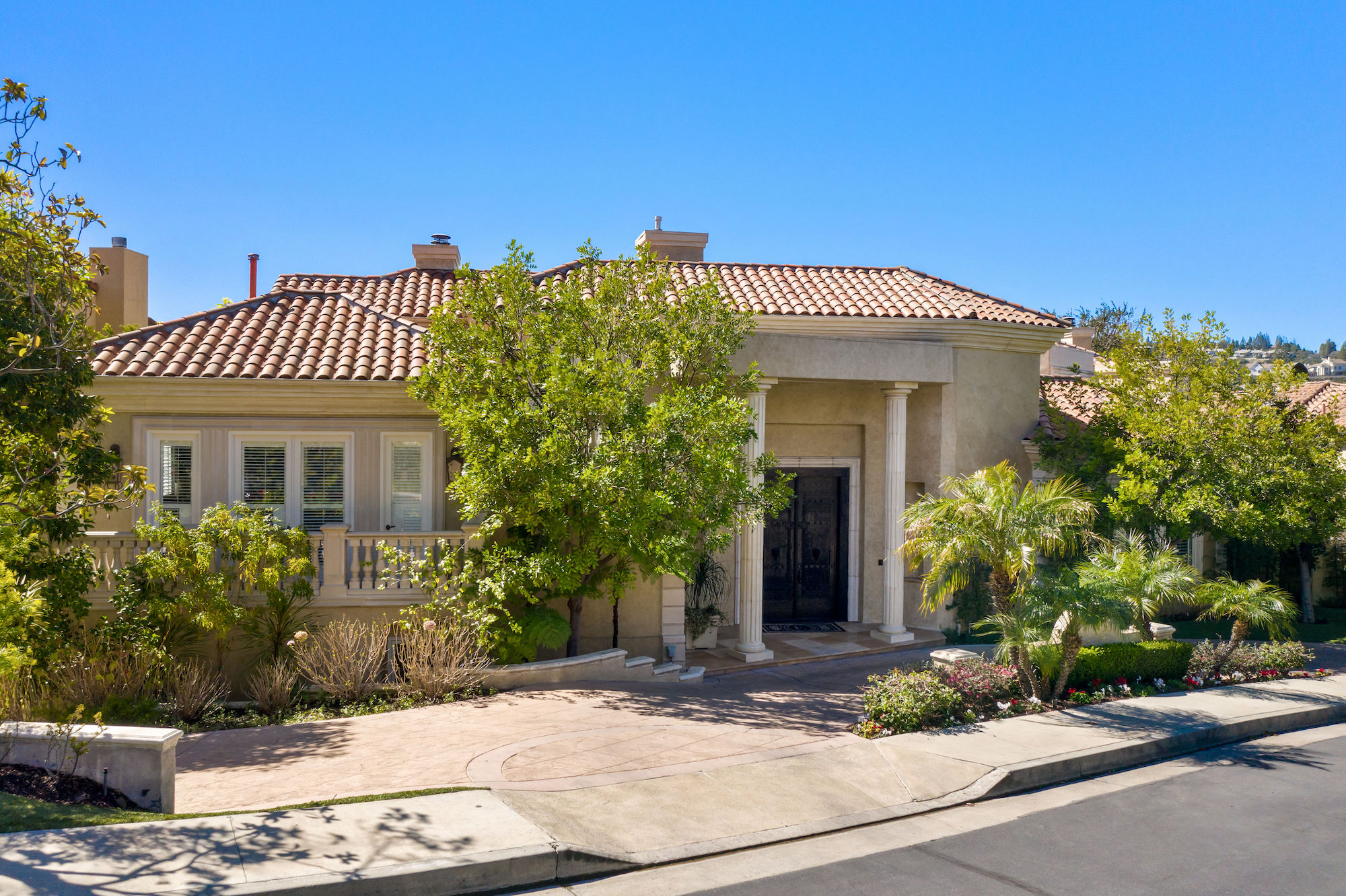 2151 Ravensfield Ln, Los Angeles Ca 90077 - The Altman Brothers